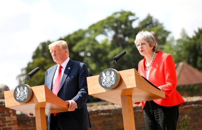 Donald Trump şi Theresa May susţinând o conferinţăde presă la Chequers FOTO EPA-EFE