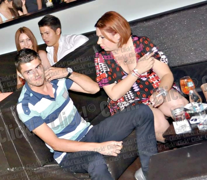
    Oana şi Radu au stat de vorbă toată  seara şi s-au ţinut de mână  