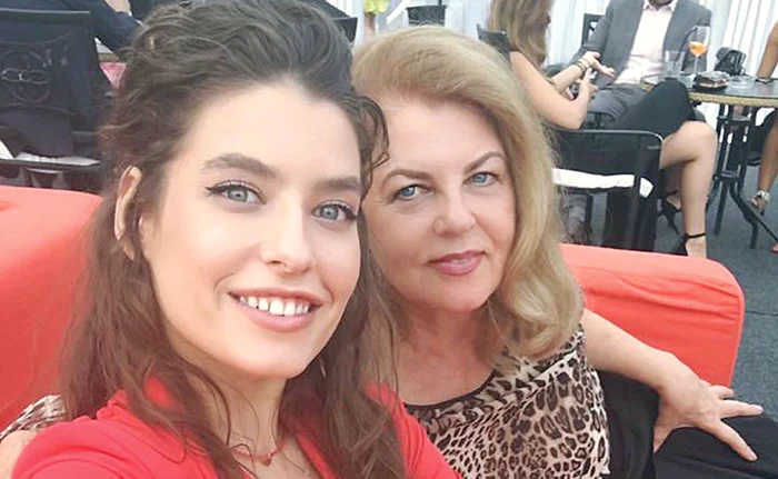 Alice, soţia milionarului Bobby Păunescu, este una dintre cele mai senzuale vedete din ţară, frumuseţea ei depăşind de ani buni graniţele, căci a prins contracte de publicitate în toată lumea. Dacă vă întrebaţi cu cine seamă, ei iată că ea e bucăţică ruptă din mama ei, Mihaela, despre care Alice a susţinut adesea că i-a fost mereu alături. În copilărie, Alice visa să devină circar, însă mama ei a redirecţionat-o spre balet.
Nicoleta Nucă și Indira

Dar şi actriţa Monica Bârlădeanu (37 de ani) seamănă leit cu mama ei, Minodora Tătăruşanu (63 de ani), cadru didactic în Iaşi. Stabilită în cetatea filmului, Monica vine destul de rar în ţară, însă în fiecare an, de ziua de naştere a mamei sale, ea revine acasă încărcată cu daruri: “Prietena mea cea mai dragă, care mă întreabă, mă ascultă şi mă sprijină necondiţionat. Când se întâmplă să-ţi fie şi mamă, te poţi considera un om de care divinitatea a avut grijă”, scria Monica despre mama ei.
Antonia și Denise Iacobescu

 
Antonia (27 de ani) şi Denise Iacobescu (48 de ani) par a fi, mai degrabă, surori. De altfel, mama cântăreţei povestea că, în perioada în care au trăit în America, ea îşi însoţea copila la petreceri. Femeia a lucrat ca vânzătoare la un magazin de lux în Bucureşti, însă în prezent are grijă de Dominic, nepoţelul ei, fiul Antoniei cu Alex Velea.
Bianca și Madi Drăgușanu


        f412-13-vedete-bianca.jpg
    
  
  
    Madi (51 de ani) şi Bianca  Drăguşanu (32 de ani)   

  


Şi acum, la cei 51 de ani, Madi Drăguşanu, mama Biancăi Drăguşanu (32 de ani), reuşeşte să întoarcă privirile bărbaţilor. Ea lucrează ca funcţionar public, expert la AJOFM Hunedoara (Agenţia Judeţeană pentru Ocuparea Forţei de Muncă).
