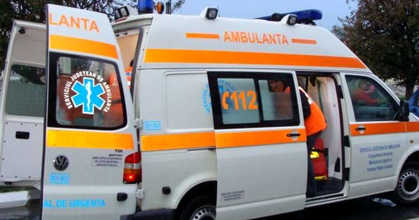 Ambulanţele au transportat trei persoane la spital