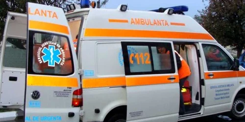 Ambulanţele au transportat trei persoane la spital