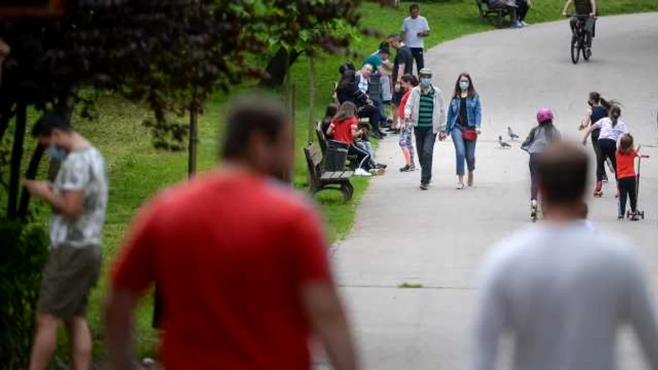 Parcuri redeschise in sectorul 2 din Bucuresti - oamenii se plimba duminica 10 mai 2020 FOTO Mediafax 