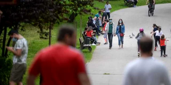 Parcuri redeschise in sectorul 2 din Bucuresti - oamenii se plimba duminica 10 mai 2020 FOTO Mediafax 