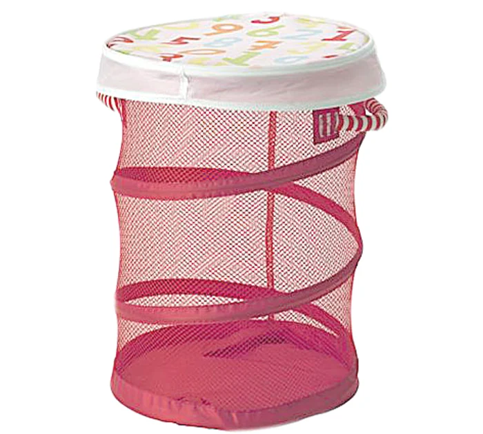 Coş cu plasă prin care se pot vedea jucăriile depozitate înăuntru, la IKEA