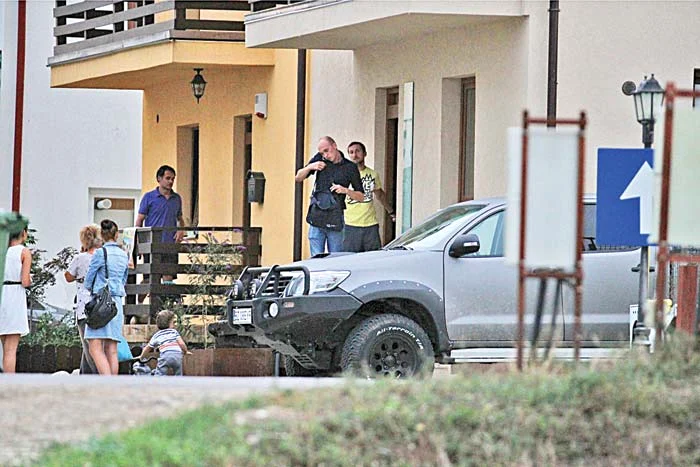 La final, cei doi stau îmbrăţişaţi pe acoperişul vilei