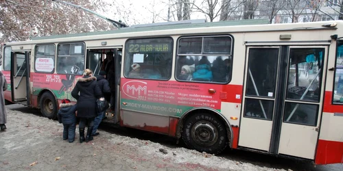 Călătorii din troleibuze au aşteptat ore întregi pentru ca şoferii să-şi ia maşinile din cale
