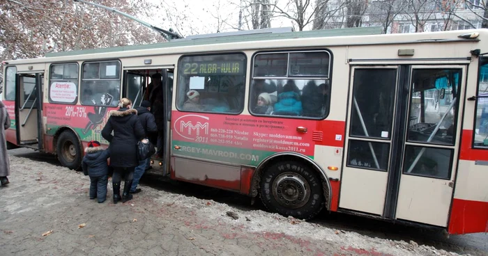 Ofertele MMM puteau fi citite pe cinci troleibuze care circulă pe străzile Capitalei