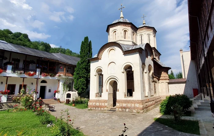 Mânăstirea Arnota - Vâlcea - ctitorită de Matei Basarab Foto Adevărul - Bogdan Teodorescu