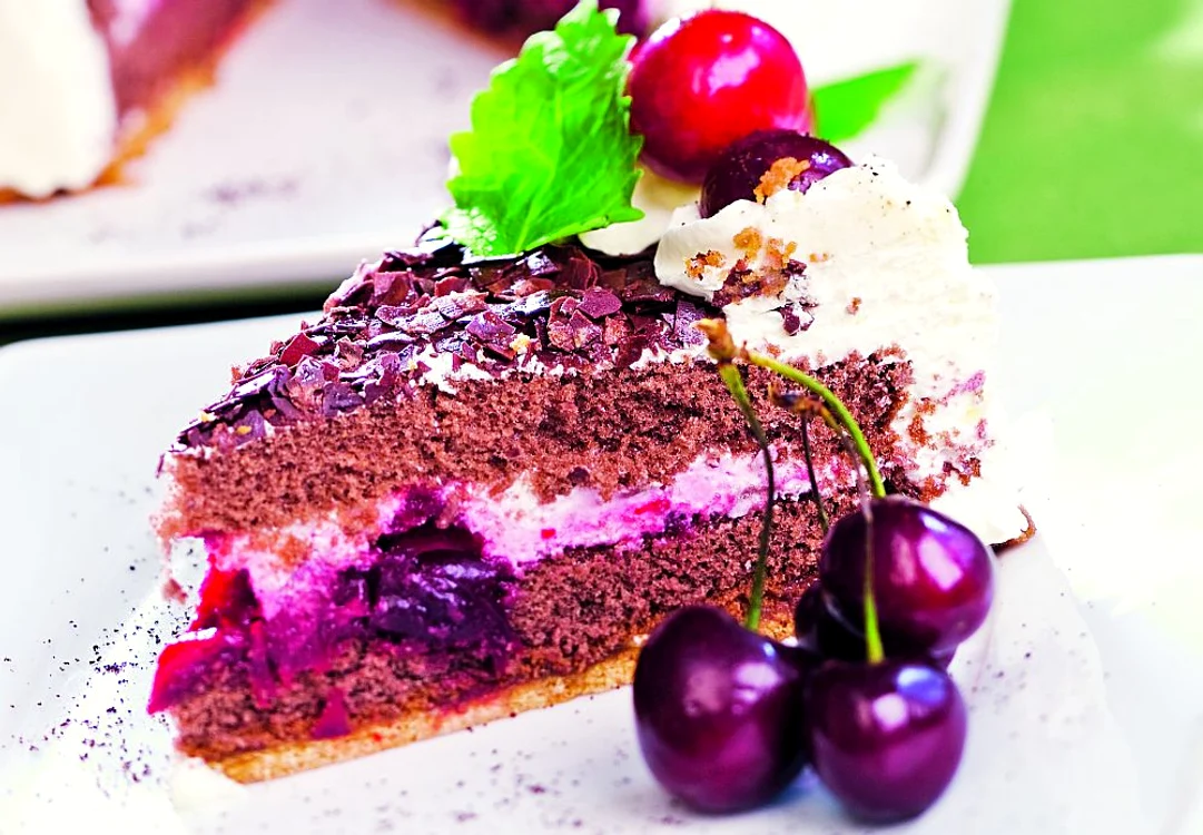 tort de frisca ti cirese cu ciocolata neagra jpeg