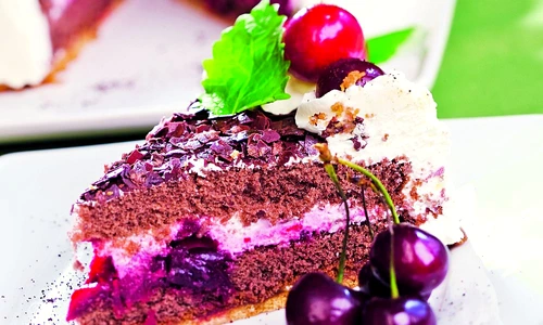 tort de frisca ti cirese cu ciocolata neagra jpeg