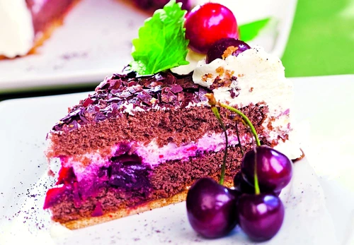 tort de frisca ti cirese cu ciocolata neagra jpeg