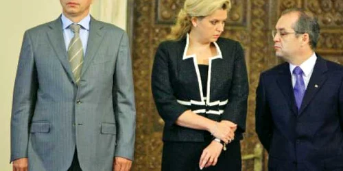 Mircea Geoană (stânga) a fost ameninţat cu suspendarea din fruntea Senatului de liderii PDL, Roberta Anastase şi Emil Boc