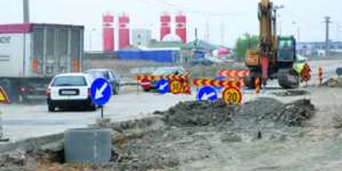 Pe marginea şoselei de centură se fac lucrări de amenajare a şanţurilor de scurgere şi a spaţiului verde