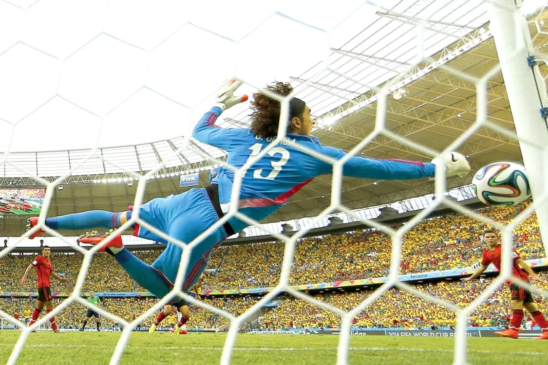 
    Guillermo Ochoa este în prezent  liber de contract şi speră ca  după evoluţiile de la Cupa  Mondială să-şi găsească o echipă  
