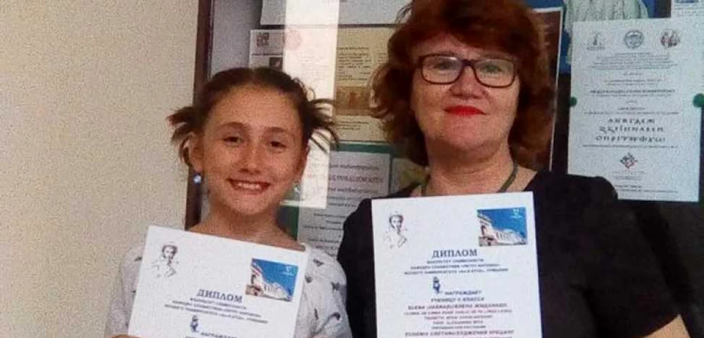 Elena Jidănaşu alături de profesoara Eugenia Creţanu