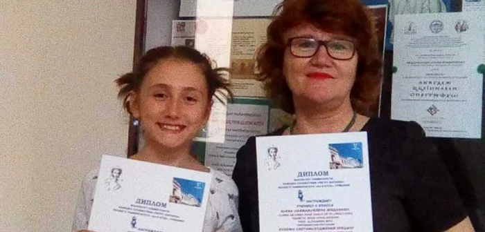 Elena Jidănaşu alături de profesoara Eugenia Creţanu