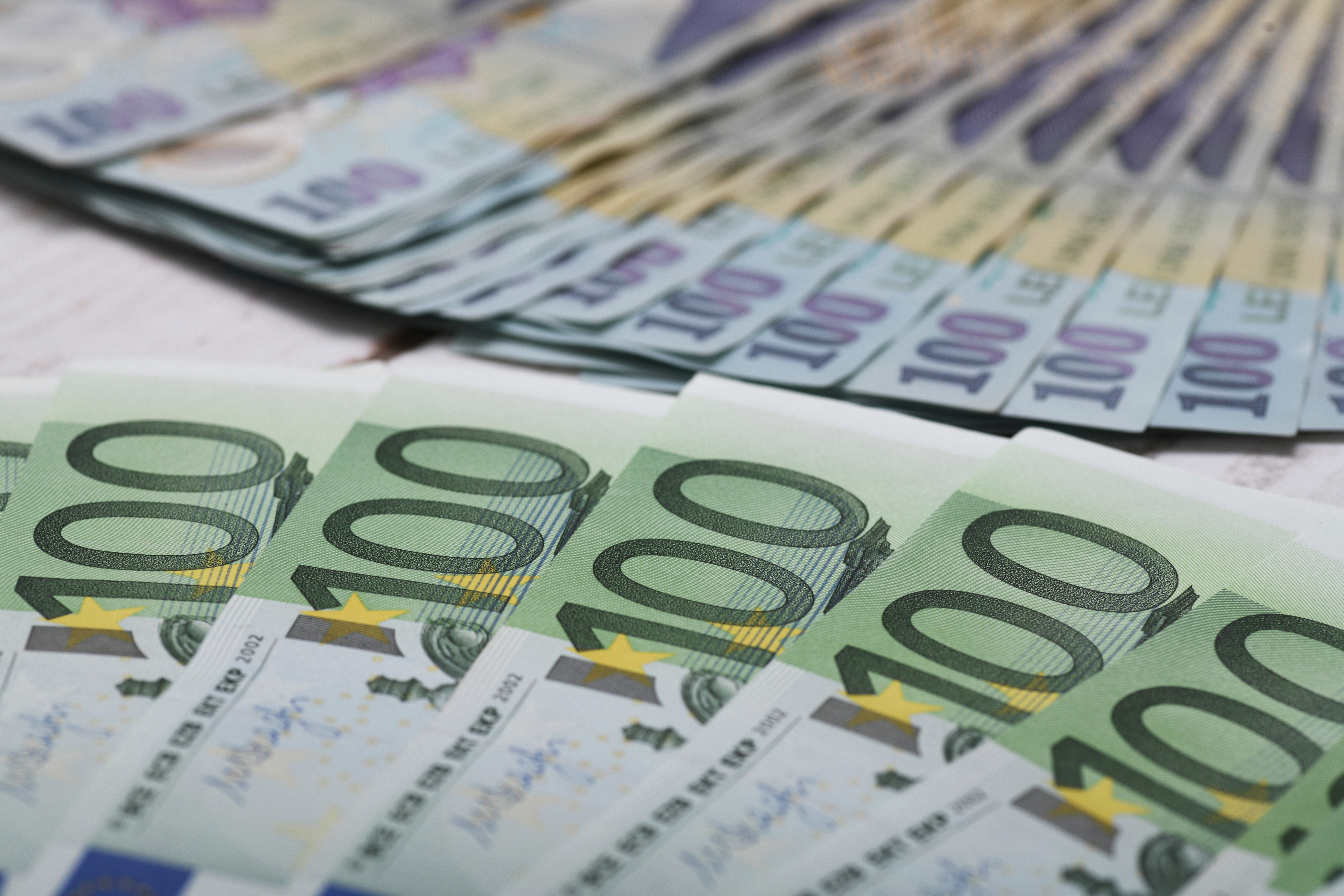 La percheziţii ar fi fost  găsite sume impresionante