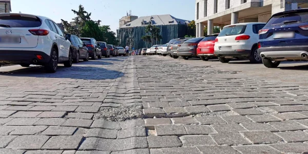 Pavaj dale cu aer istoric ciobite zobite în zona peninsulară a Constanţei Sursa Primăria Constanţa