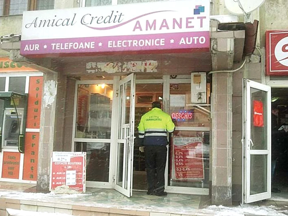 Hoţul a aşteptat-o pe vânzătoare la uşa magazinului