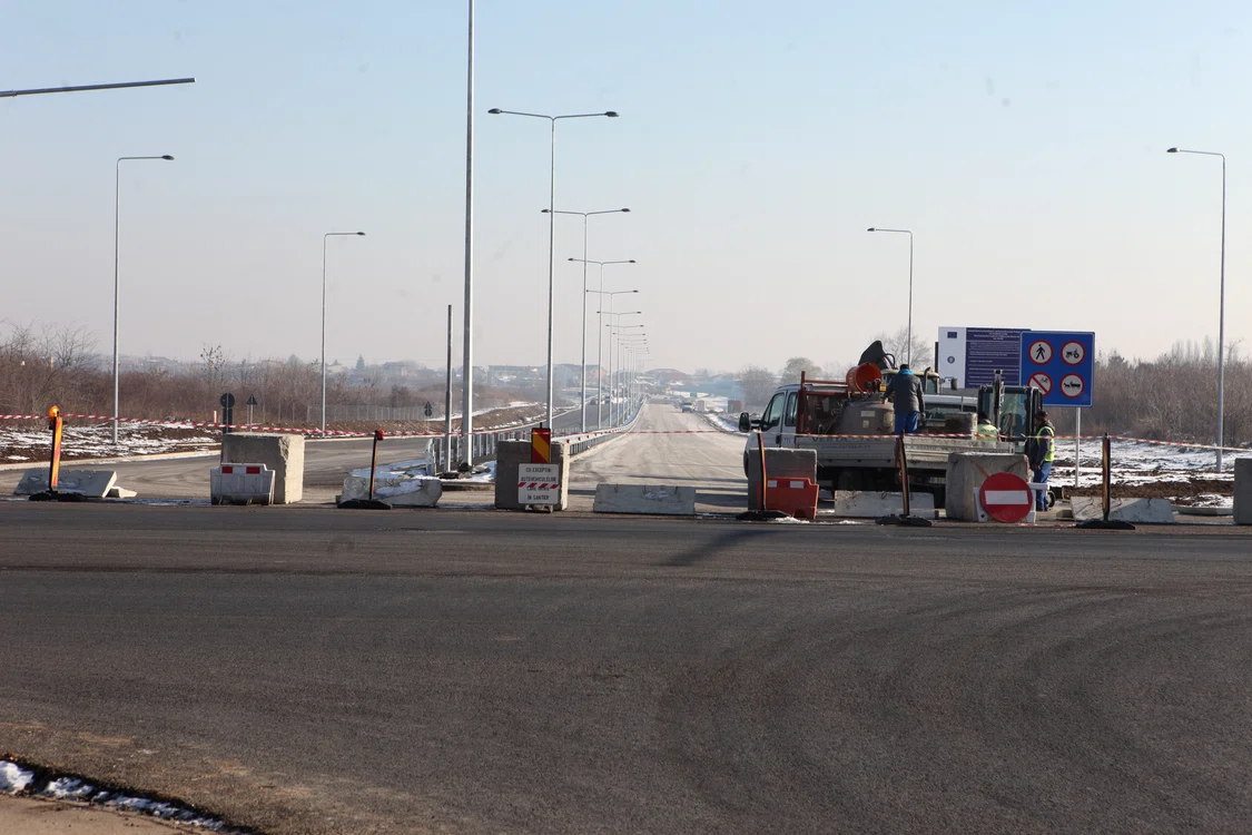 Lucrările la Autostrada Urbană nu au fost terminate și a fost baricadată ca să nu mai poată intra șoferii nerăbdătoriFoto: Florin Șuler
