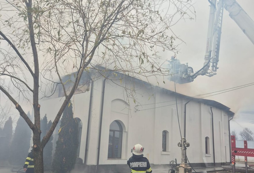 Incendiu de Crăciun la o biserică-monument istoric din Argeș. Preotul de acolo și-a riscat viața 