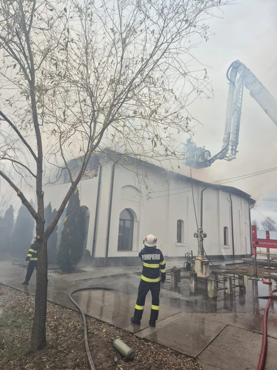 Acoperișul bisericii a fost distrus FOTO ISU Argeș