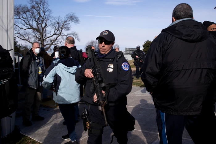 Mii de protestatari pro-Trump  s-au luptat ieri cu forţele de ordine  în mai multe state americane 