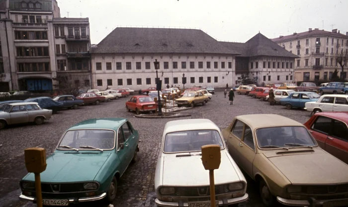 Dacia 1310 domina peisajul parcărilor din București. Foto: Urban Tamaș, Fortepan.hu, 1989