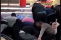 Clienții s au împins și s au urcat unii peste alții  jpeg