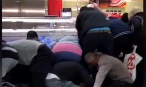 Clienții s au împins și s au urcat unii peste alții  jpeg