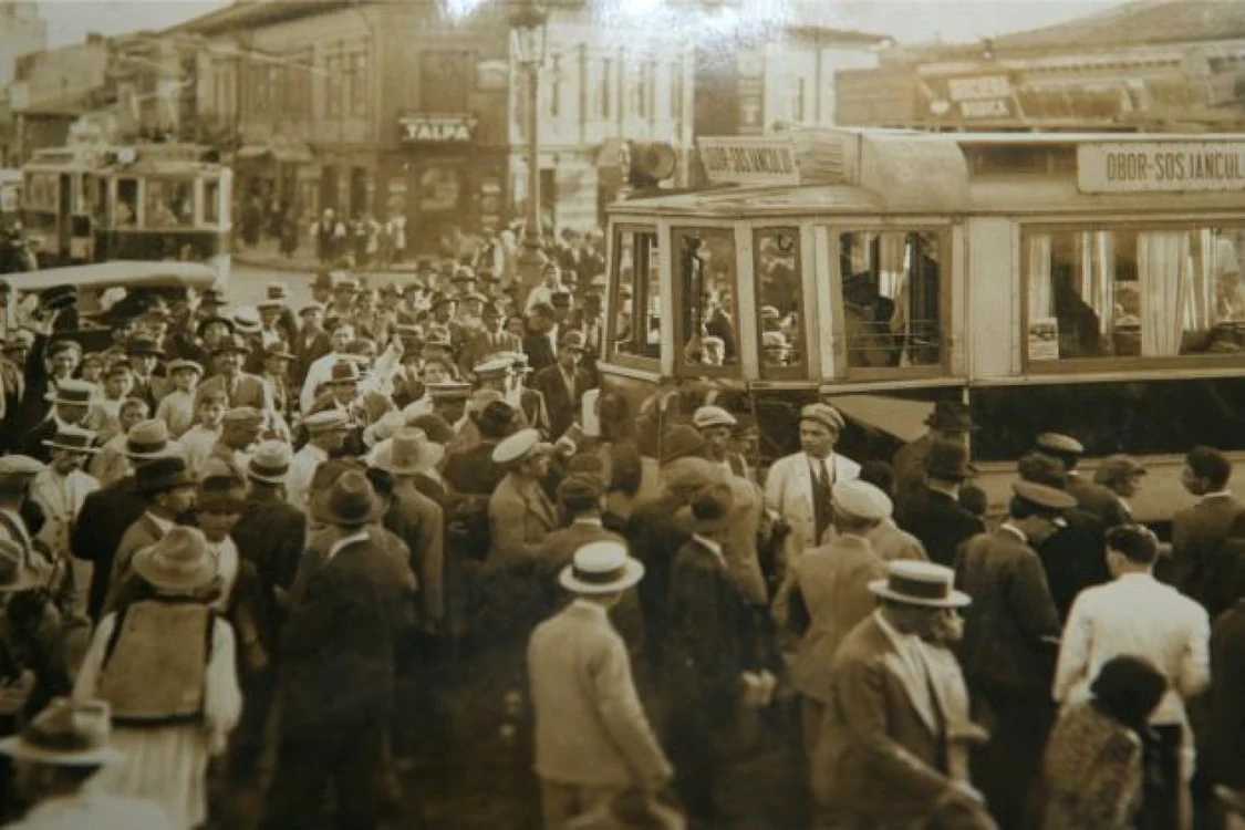 În perioada de început a transportului în comun, oamenii se îngrămădeau să urce în tramvai FOTO Muzeul RATB