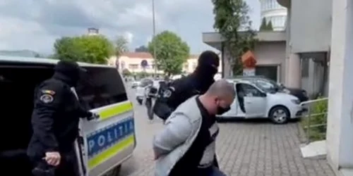 barbat alba perchezitii