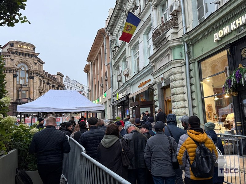 Cozi la secțiile de votare pentru moldovenii din Moscova: votanții au venit cu steagurile Republicii Moldova și ale Rusiei
