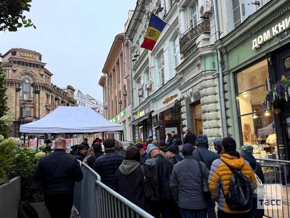 În preajma secțiilor de vot din Rusia s-au format cozi. FOTO: IPN