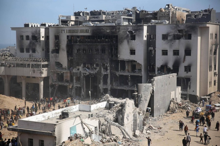 Încălcarea tuturor regulilor războiului: cel mai mare spital din Gaza, atacat de armata israeliană, a devenit „o cochilie goală plină cu morminte”