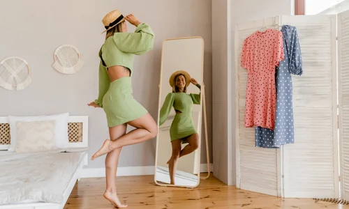 femeie cu haine  foto   Shutterstock jpg