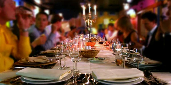 Masa la restaurant FOTO restauranttinecz.ro