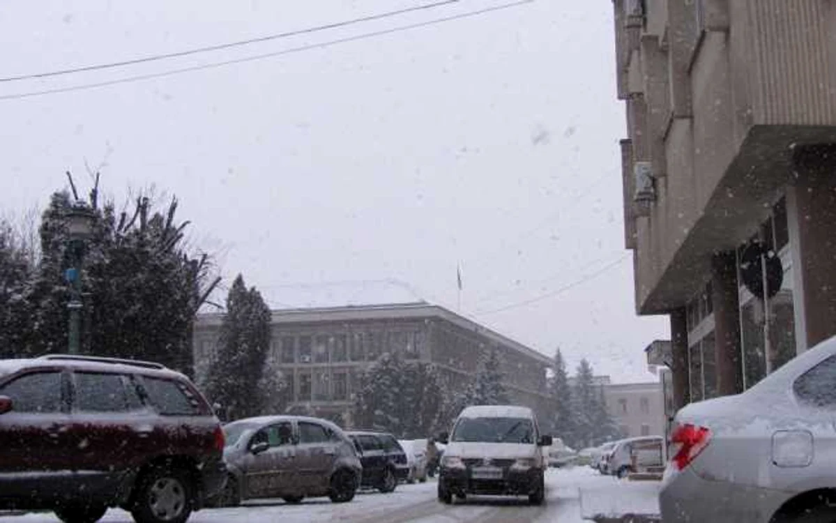 În Zalău ninge neînrerupt de dimineaţă