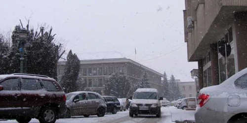 În Zalău ninge neînrerupt de dimineaţă