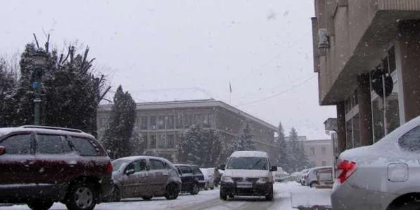 În Zalău ninge neînrerupt de dimineaţă