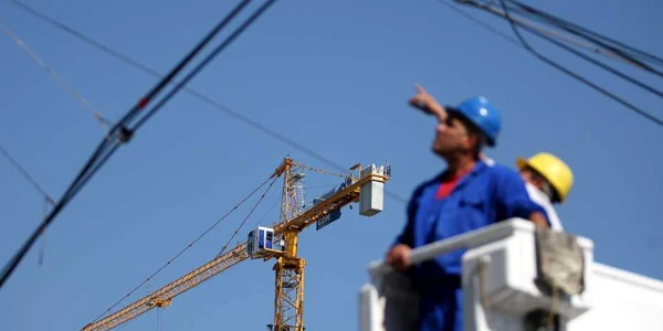 Muncitorii de pe şantiere trebuie să lucreze în condiţii speciale pe timp de caniculă