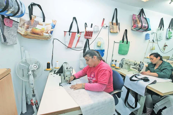 După spălare, bucata de material este croită și cusută