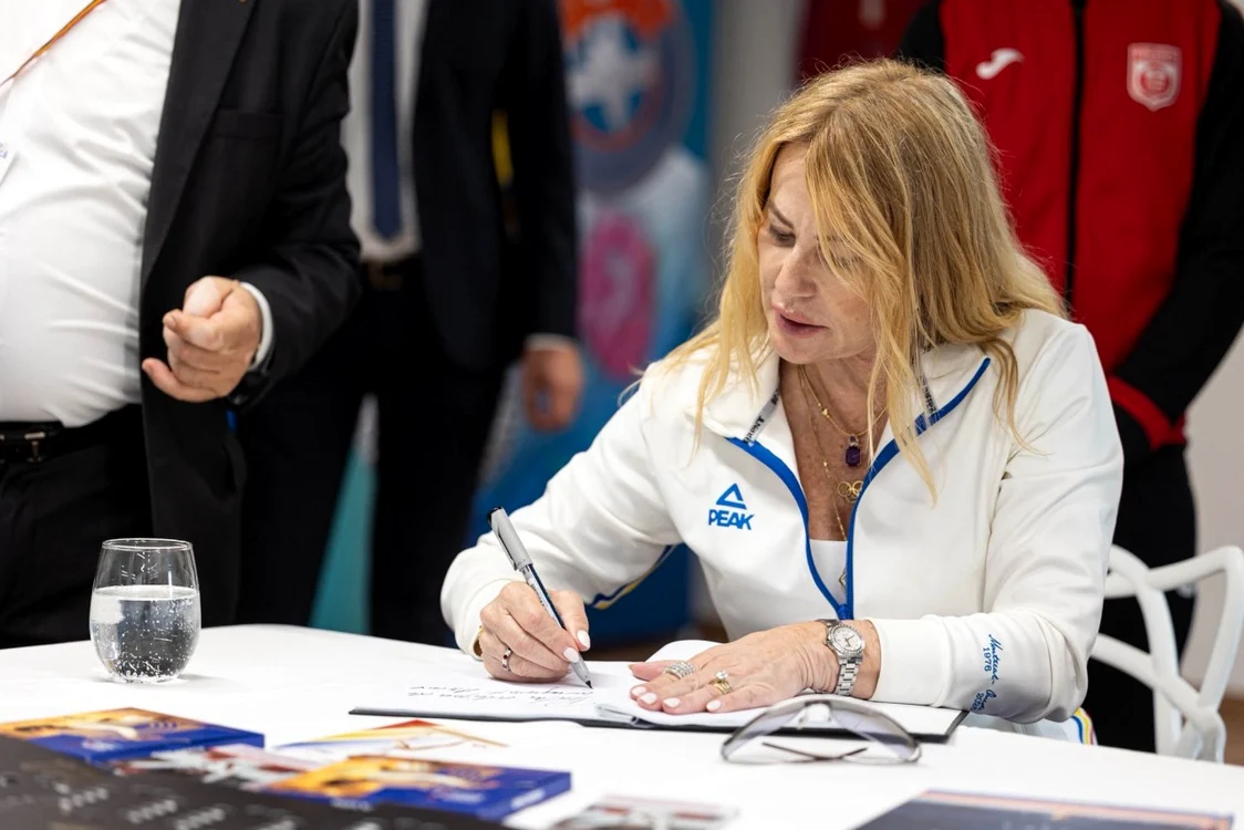 Ca de obicei, Nadia a dat multe autografe fanilor (Foto: UVT Timișoara)