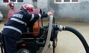 Pomperiii scot apa cu motopompele de pe străzile și din curțile din Suceava jpeg