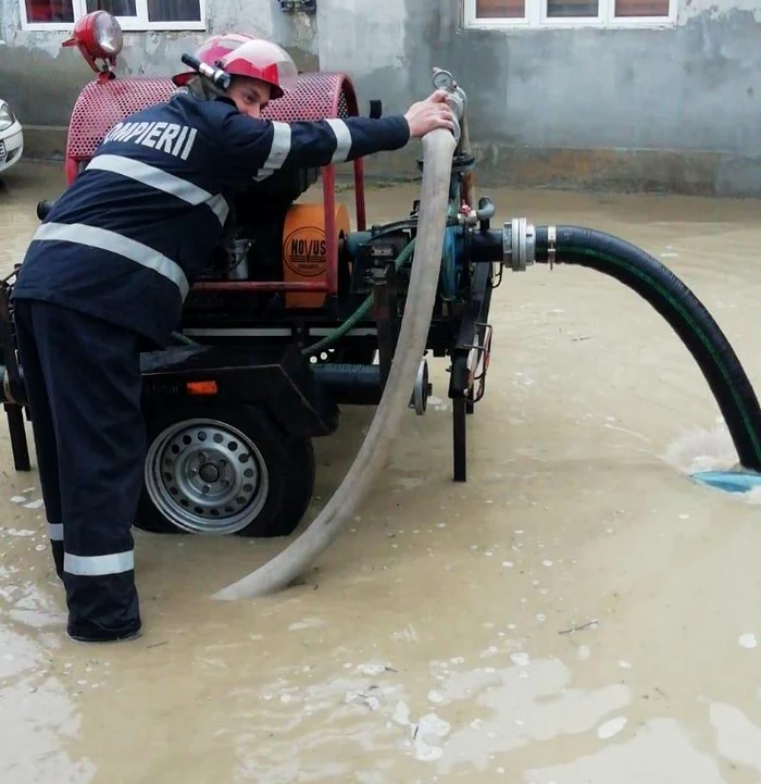 Pomperiii scot apa cu motopompele de pe străzile și din curțile din Suceava