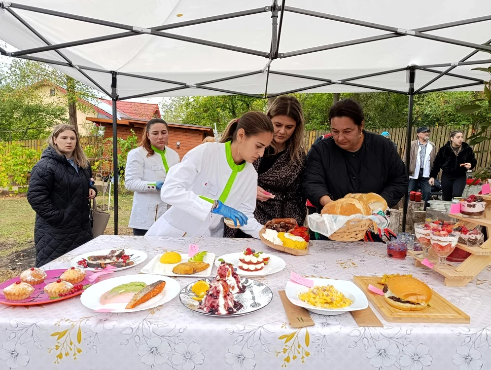 preparate_culinare_diverse_aranjate_de_trei_tinere