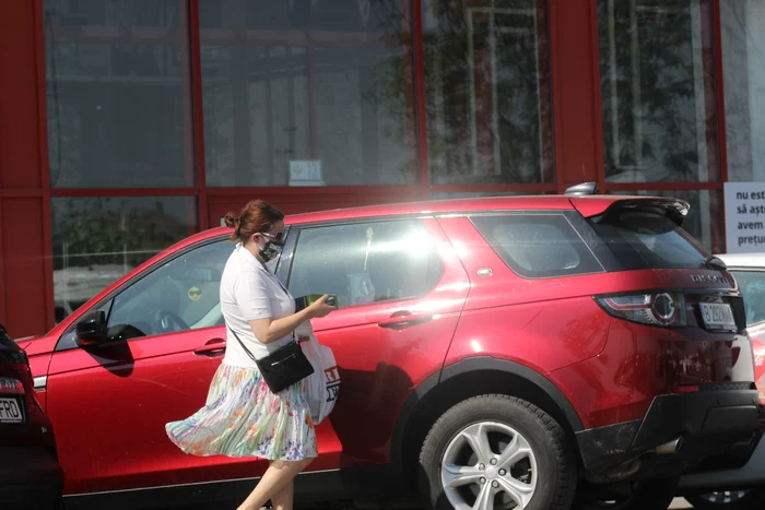 
    Oana Roman a ieșit din casă îmbrăcată de vară, cu ochelari de soare și cu mască asortatăfoto: BLITZ  