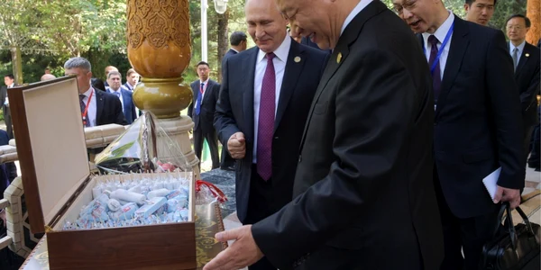Preşedintele Rusiei Vladimir Putin îi oferă preşedintelui chinez Xi Jinping  îngheţată rusească felicitându l pe liderul chinez la cea de a 66a aniversare FOTO Profimedia