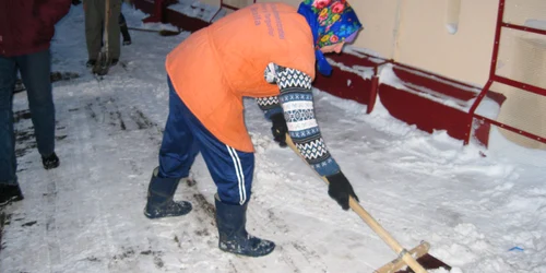 La primele ore ale dimineţii, brăilenii curăţau zăpada