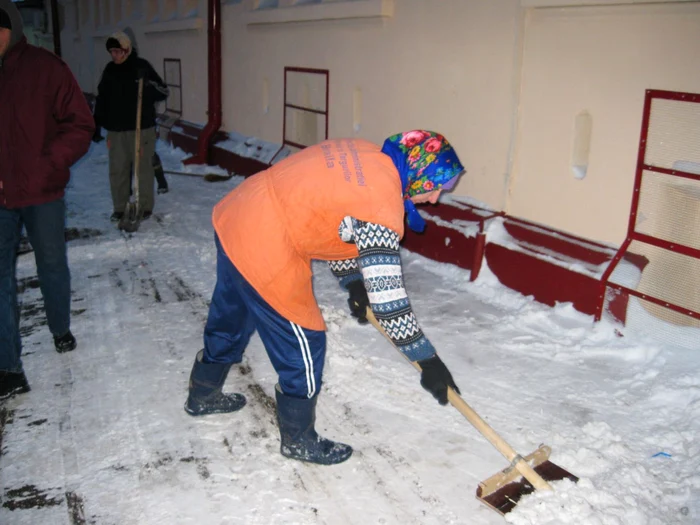 La primele ore ale dimineţii, brăilenii curăţau zăpada